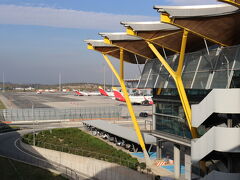 2006年に開業したターミナル4はパリのポンピドゥー・センターを手掛けた建築家リチャード・ロジャースが設計した建物。メインターミナルは主にイベリア航空のシェンゲン域内発着便に使用されています。