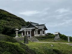 中津宮は大島の南側の本土に向かい合った海際にあるが、島を北に向けて縦断すると沖ノ島に向かって沖津宮遙拝所がある。