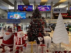カムラン国際空港に到着しました。
クリスマスツリーにサンタさん