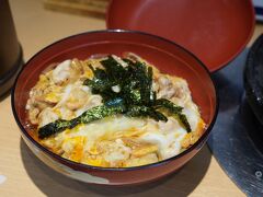 駅ビルにある「みやま本舗 鹿児島中央駅店」で昼食です。「黒さつま鶏の親子丼」（1,430円）を注文しました。
https://miyamahonpo.com/