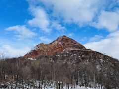 青空に赤茶色の山肌が映えます。