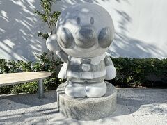 『横浜アンパンマンこどもミュージアム』の「アンパンマン」の
石像の写真。

写真スポットになっています♪

どこにあるか探してみてくださいw
