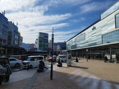 熱海駅ロータリー。　
駅向かって右の家康の湯で足湯！
熱かった。足が真っ赤になりました。
タオル持参でね。