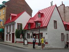 赤い屋根のAux Anciens Canadiens （オ・ザンシャン・カナディアン）
ケベック旧市街、最古のレストラン

1675年に建てられた古い屋敷を改造して、1966年からケベックの昔ながらの家庭料理を提供しているレストランとして有名です。

敷地は2つの建物で構成されており、一番西側の建物は最も新しく、東側の建物は最も古いものです。
東側の建物はフランス統治時代のものです。