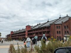 赤レンガ倉庫にもたくさんの人が訪れています。