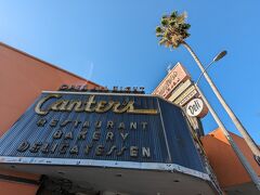 「Canter's Deli」
１９３１年創業の老舗ダイナーは２４時間営業です。
去年、数年ぶりに来店して、その時はケーキとコーヒーだけだったけど、今回はお昼ごはんを食べましょう。
