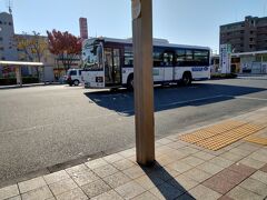 笠岡駅前から美の浜線の井笠バスに乗って市民会館・竹喬美術館前で下車。