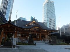 八幡神社拝殿．
源頼信によって創建され，室町時代の武将で江戸城主となった太田道灌が現在の地に遷したと伝えられる．

後方左はレジデンスA，右はアークヒルズ仙石山森タワー．