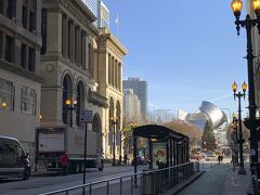 ワシントン/ワバッシュ(Washington/Wabash)駅からミシガンアヴェニューに向かってあるくとミレニアムパーク（Millennium Park)が見える。
銀色に光るリボンのような建築物はジェイ.プリツカ―.パビリオン（Jay Pritzker Pavilion）でデザインナーはフランク・ゲーリー(Frank Gehry)。彼はプラハにあるダンシングハウスやビルバオのグッゲンハイム美術館その他多くをデザインし、「建築界のノーベル賞」ともいわれるプリツカ―賞を受賞している。
調べてみると、神戸にある’フィッシュダンス’もフランク・ゲーリーが設計し、安藤忠雄が監修となっていた。


