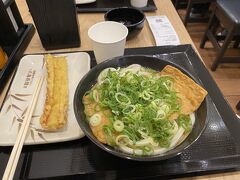 早朝便なので、羽田空港で前泊です。
羽田空港の丸亀製麺で夕食。