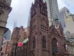 アバクロで服を買って、5th Ave.を散歩しながら戻ります。こちらは長老派教会（Fifth Avenue Presbyterian Church）。