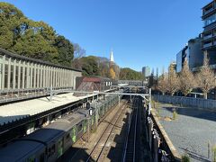 原宿駅に来ました。
駅構内から新宿方面を望みます。