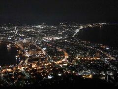 午後5時過ぎになって夕闇が迫ってきましたから、函館山登山バスで夜景観賞に出かけました。始発の函館駅前から乗車して賢明でした。途中十字街などのバス停にも止まりますが、すでに満員のバスはぎゅうぎゅう詰めです。ほとんど乗れずに積み残しでした。とても写真など撮れないので山頂からの夜景だけを載せます。