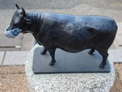 JR松阪駅前のロータリーには松阪牛の銅像がありました。マスクをしてるのが可愛いい