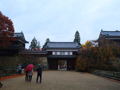 上田といえばここ、上田城であります。

1583年に、信濃国小県の領主である真田昌幸が、徳川の命により上杉への備えとして築城した平城。その後、第一次・第二次上田合戦において、少数兵力であったにもかかわらず真田昌幸の奇策により２度も徳川軍を撃退したことはあまりにも有名です。


てか、自分も築城に関わってたのにその城でコテンパンにされるなんて、よくよく考えたら徳川さん可哀想すぎなんですけどwww