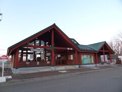 鵡川(ムカワ)駅は大正2年(1912年)10月1日、苫小牧軽便鉄道の駅として開業。

今の駅舎は昭和62年(1987年)築のもの。
簡易委託されていたキヨスクが閉店したことに伴い、平成21年(2009年)4月1日をもって苫小牧駅管理の無人駅となっております。
むかわ交通ターミナルを併設しており、日高本線の代替バスも発着しています。