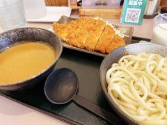 お昼は、ファミリーレストランだいまるで、美瑛豚カツカレーうどん（牛乳付き）。