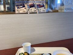 11時30分からの、イルカとアシカのショーの前に昼食をとりに、
一旦、出口を出て、フードコートにある、お寿司屋さん
すしの丸藤でお寿司を食べました。
美味しかったです。

で、１０分前に、オーシャンシアターに戻ると遠足の子供たちでいっぱいで、立ち見しかなく、端っこの通路で見学しました。