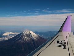 富士山が近い。
(静岡県富士宮市朝霧高原上空から、富士山北西側の大沢崩れをのぞむ)