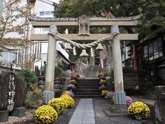 隣にある日枝神社にお参りします。