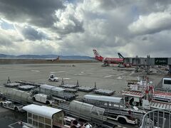 りんくうタウン駅から電車で関空に。
パンやらおにぎりやらを買い込んで、出発ロビーにいる間にバンコク→チェンマイのVietJetのリスケがメッセージに入る。これでチェンマイ着は１時間遅れが確定。
そもそもエアアジアの通しチケットを買わなかったのが間違いなんだけど。

9:55発 AirAsia XJ613
に乗ってまずバンコクに。

30分遅れで離陸。
同じく30分遅れで到着。
