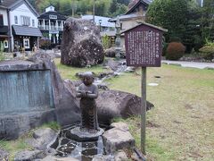 対岸の独鈷の湯公園にも「リバーテラス・杉の湯」があります。
石造の独鈷杵のオブジェや、湯掛け稚児大師像もあります。