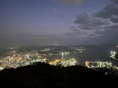 １日目の宿、弓張の丘ホテルからの夜景。
道中は真っ暗でよく見えませんでしたが周りに何もなさそうな山の上（丘か？）にあり、いい意味でツアーっぽくないこじんまりとしたステキなホテルでした。

夕食ビュッフェはツアーごとに時間が決められていたため、バタバタでしたが到着してすぐに夕食。
大浴場も小さめで、偵察に行く→混んでいて諦めるを３回ほど繰り返し、11時ごろようやく入りました。