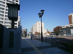 ＪＲ駒込駅前にある駒込橋。
山手線の池袋－田端間が開通した時にできた橋です。
　
