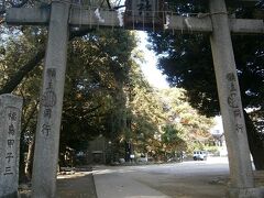 本郷通りをさらに南に行くとある駒込富士神社です。
本郷村の名主が１５７３年、現在の東京大学の場所に、駿河の富士浅間社を勧請。
１６２８年に元々駒込の地にあった創建不詳の富士塚（現在地）に遷座し、合祀されました。

