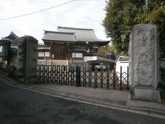 石段の上にある大盛寺。
天慶年間（９３８～９４７）源経基が創建したものと伝えられ、その後源頼朝が建久８年（１１９７）に再建し、別当となる坊舎が立てられたと伝えられています。
こちらも前出の玉光神社と同様に、いつも門が閉まっている印象です。

