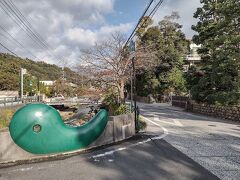 朝食後、宿の周りをうろうろ。
目の前の川辺には無料の足湯があるんですが、かなり熱かった！

ホテルをチェックアウトするのに清算していたら、となりで清算してた人の会計金額が聞こえてきたんですが、それが驚くくらいに安くて、思わず「何割？」って聞きそうになっちゃいました。(笑)　トリバゴ？？？うちはじゃらんで取りましたが。