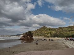 さあ、いよいよ出雲大社へ！
我が家は広島住まいのため、出雲大社には何度か来ていますが、実は今回初めて、稲佐の浜へ寄ってから参拝します。

直前にテレビの「博士ちゃん」で出雲大社をやってて神社仏閣博士ちゃんからいろいろ勉強させてもらいました。

旧暦の１０月１０日、出雲大社に集まる日本中の神様をまずお迎えするのが、ここ稲佐の浜なんだそうで、お参り前にこの浜で砂を持ち帰り大社に奉納するのです。
このためのビニール袋はちゃんと持参しました。

浜の周りには無料で駐車できるスペースがあります。

しかしこの日は強風で、せっかく絶景なんですがとにかく寒かった！

砂を取ったらここから１．５キロほど先の出雲大社に向かうのですが、これが大渋滞。出雲大社周りには無料のかなり広い駐車場があるんですが、直前に信号があったり大型バスも多いしで大変。駐車場に止めるまで稲佐の浜から結局１時間弱くらいかかりました。神無月の土日、恐るべし。

ちなみに、稲佐の浜からは徒歩２０分くらいで出雲大社までたどり着けるようで歩いている人もたくさんいました。
