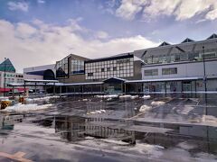 初めて降りた糸魚川駅の日本海口（北口）…

路面が激しく濡れているのは、消雪パイプから噴き出す水のためです(^^)

（時刻は１１：２０）