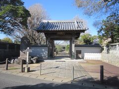 ５３妙福寺から徒歩１０数分、浄国寺山門、松尾芭蕉や小林一茶の句碑があると表示板がありました