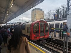 という訳でEaling Broadway で地下鉄セントラル線に乗り換え。

この駅はロンドンを東西に走るセントラル線とディストリクト線の起点駅で、西からの近郊列車と接続している点で東京の中野駅に似た役割なのかなと感じました。