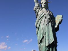 自由の女神とレインボーブリッジ