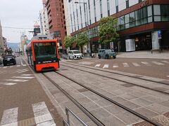 しばらく松山には行ってなかったのですが、路面電車がオレンジ色に染まりましたね。