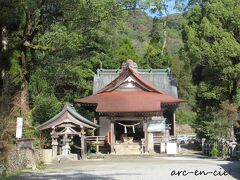 「紫尾神社」があります。
明治の廃仏毀釈までは、この拝殿の後ろに「紫尾神興寺」があったそうです。