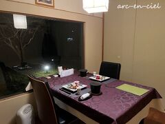 2日目の夕食は、前日とは違うお部屋に案内されました。