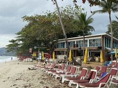 さっそくチャウエンビーチに出かけてみる。チャウエンビーチ沿いはホテルがびっしり並んでいてビーチに出る道が見つけられなかったので、適当にホテルを通り抜けさせてもらった。
リゾートらしい雰囲気。野犬が少しうろついていた。