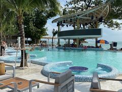 ARK Bar Beachでランチ。たくさんの人がプール周りのサンベッドで日焼けしたりくつろいでいた。まるでハワイにいるみたい。