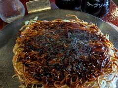 お好み焼きを。食べたのはひき肉を使った府中焼（広島県府中市のお好み焼き）。お冷のグラスが賀茂泉のワンカップでした。さすが西条