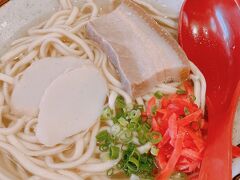 沖縄そば食べてなかったー。
国際通りにある居酒屋さん。
麺は小麦とかんすいで作られているそうです。
お肉は分厚めです。
寒かったので温まりました♪