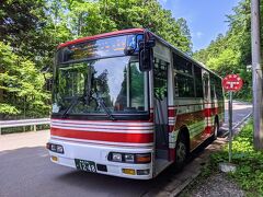 山の途中にある冷水（ひやみず）というバス停で少しの間、途中停車。不老の湧き水があるので希望者はどうぞ！との事だったので遠慮なく降りました。