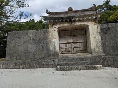 首里駅で降りて徒歩15分。
観光客らしき人々について行きます。
結構遠いなあ。

世界遺産
園比屋武御嶽石門(そのひゃんうたきいしもん)