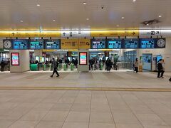 年末平日朝7時前の千葉駅
都内、房総、銚子と各方面への電車が入り乱れ。
こんなに色々行けるんだ！と広い千葉駅で感心したのでした。