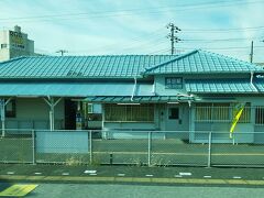 保田駅。ヤスダだと思っていたらホタと読むんですね。
廃校小学校を道の駅にして人気と聞いた気がします。