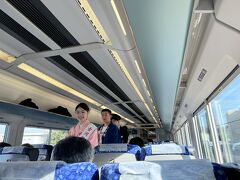 今回のグルメ列車は茨城県内でのグルメ旅ということですので、食材の積み込みも茨城県に入ってから。最初は東北本線で唯一茨城県の駅となる「古河駅」での積み込み。綺麗なお姉さんからサービスして頂け、ついテンションが上がりますね（笑）