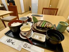 去年は穴子めしセット、今年は六穀豚石焼きステーキ定食
塩で食べる豚ステーキ、茶碗蒸しの中に白身魚が入ってて珍しい