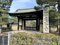 　花見小路を右折して建仁寺へ。